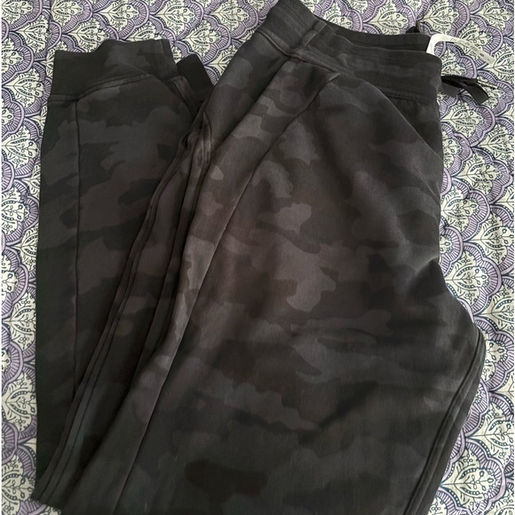 Lululemon scuba 28” sweatpants*NEVER WORN* - Picture 2 of 3